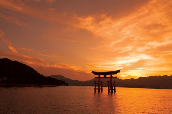 美しい夕景に浮かぶ広島の厳島神社