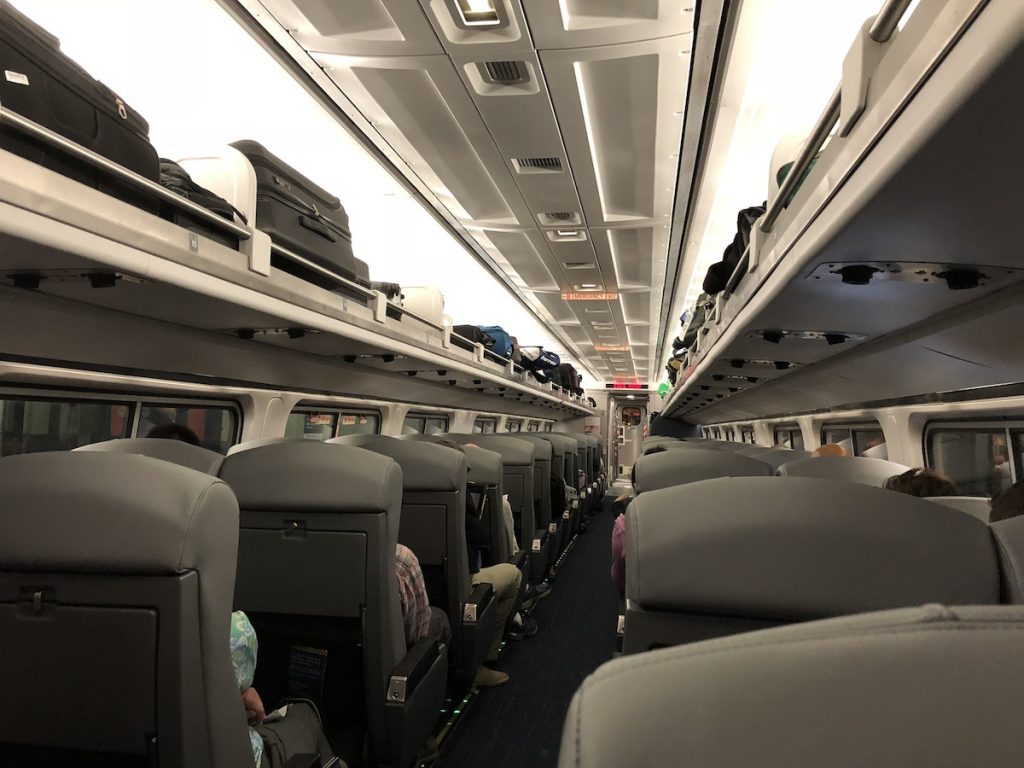 アムトラックの車内は、日本の新幹線よりもゆったりとしたつくり。