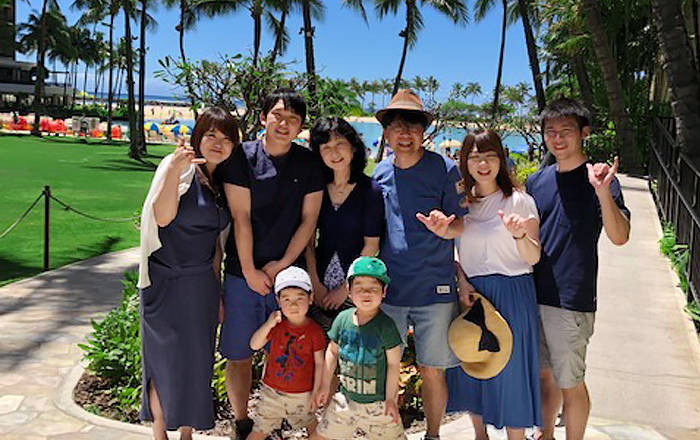 ご家族8人が大集合！ 奥様の還暦祝いで久しぶりのハワイへ