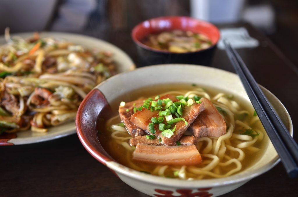 まずは、沖縄県民のソウルフード「沖縄そば」を食べ比べ