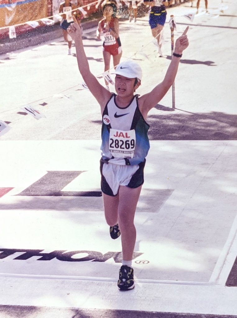 1998年ホノルルマラソン、部門別8位入賞時の写真