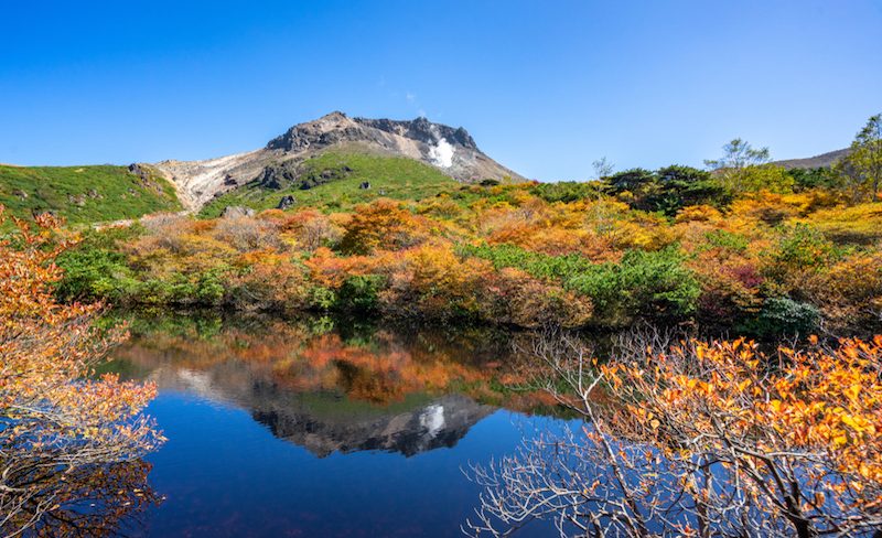 Scenery where autumn leaves and the summit of Mt. Nasu are reflected in the pond.