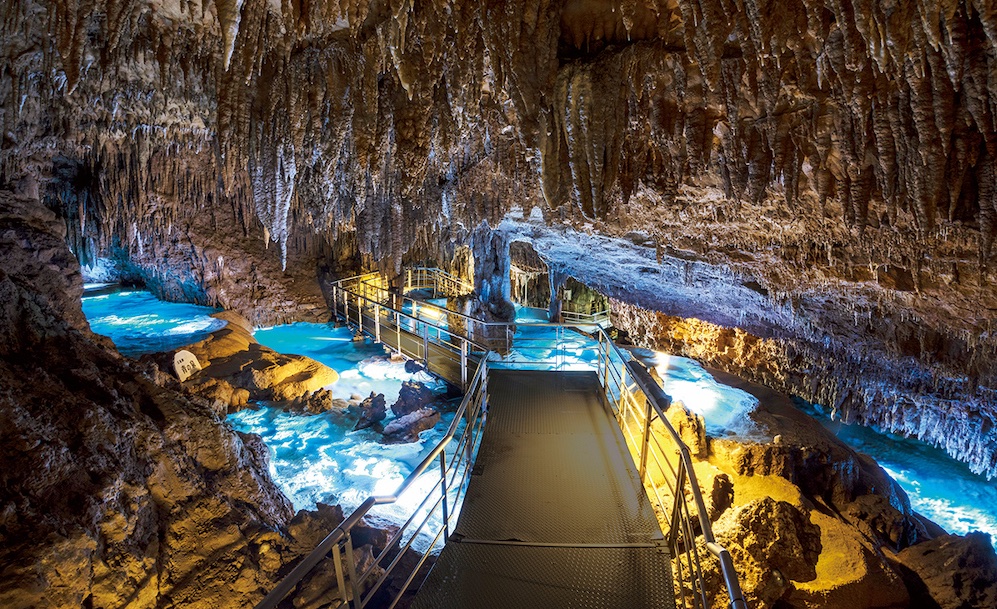 日本最大級の鍾乳洞で自然の神秘に触れる