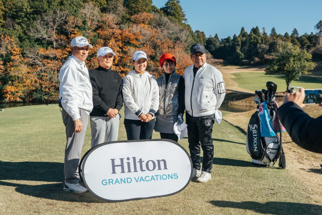 ホールに待機するスタッフが記念写真を撮影