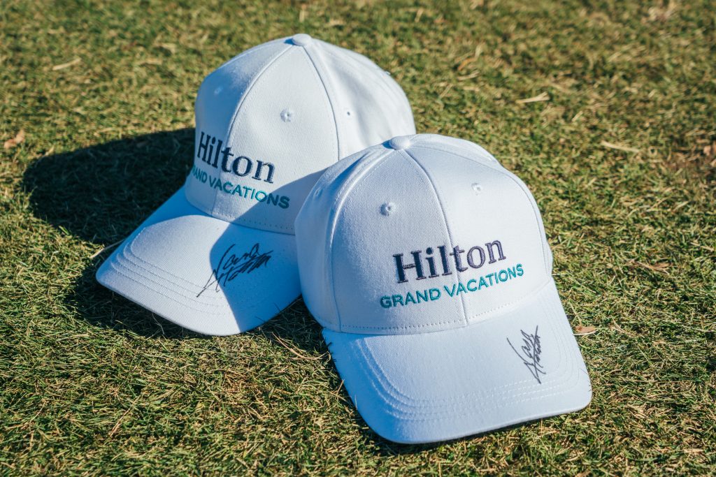 畑岡選手がその場でキャップにサイン