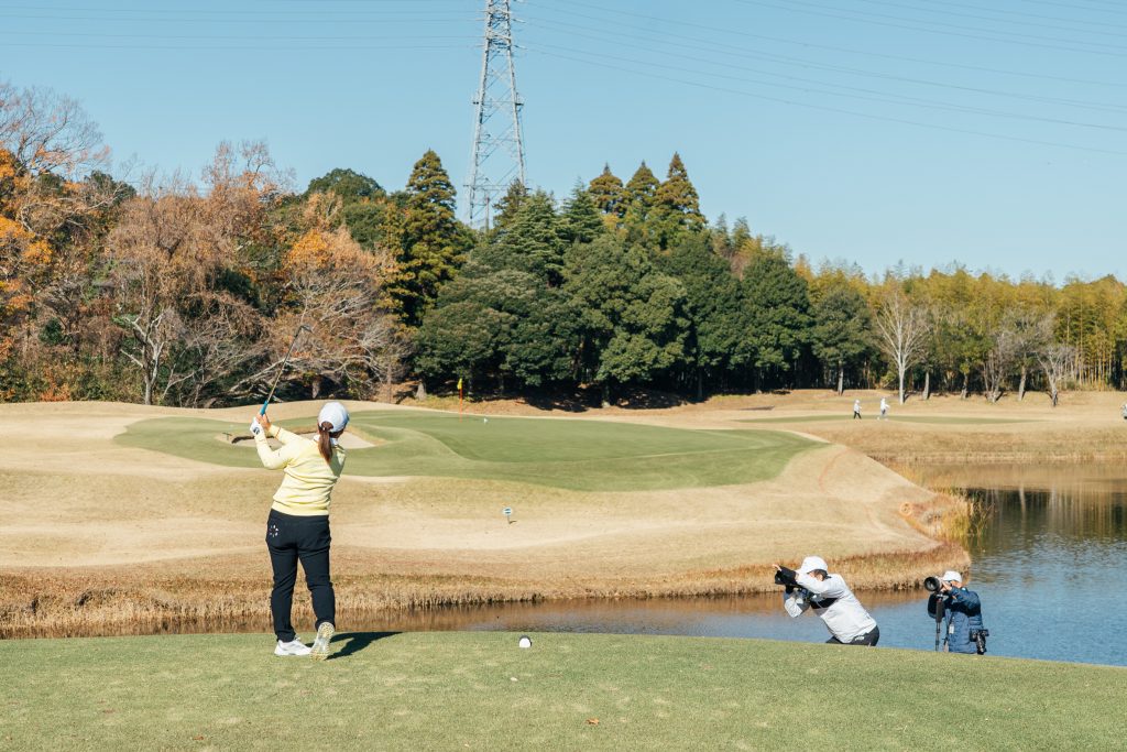 ニアピン対決では、まず畑岡選手がショットを披露