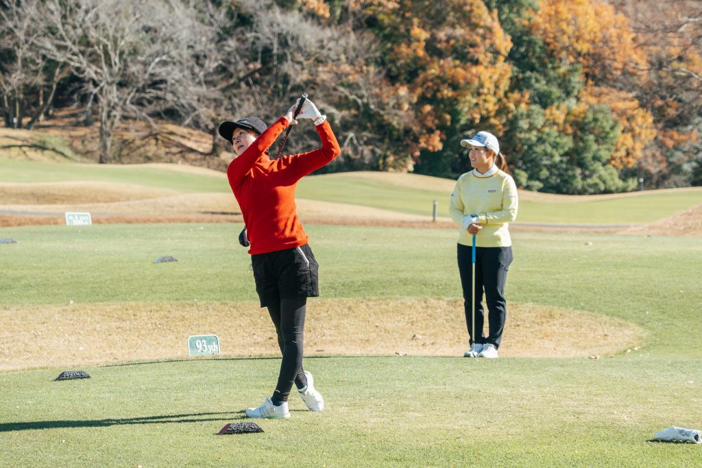 続いて参加者様が打ち、ピンまでの距離を対決