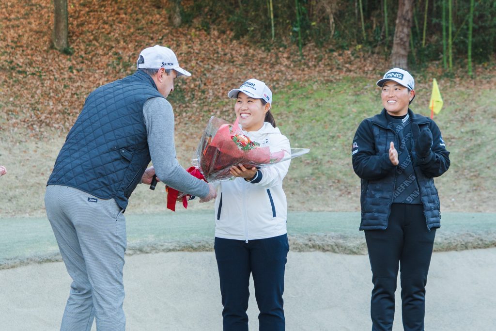 花束を受け取る畑岡選手