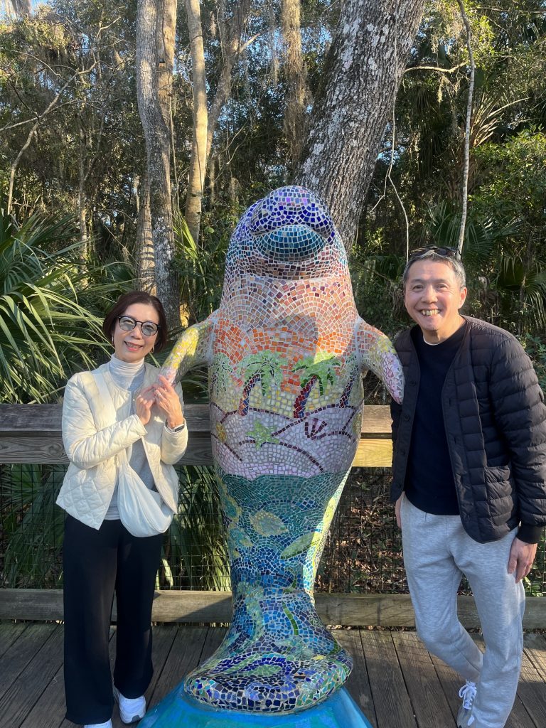 ブルースプリング州立公園にあるマナティのオブジェ