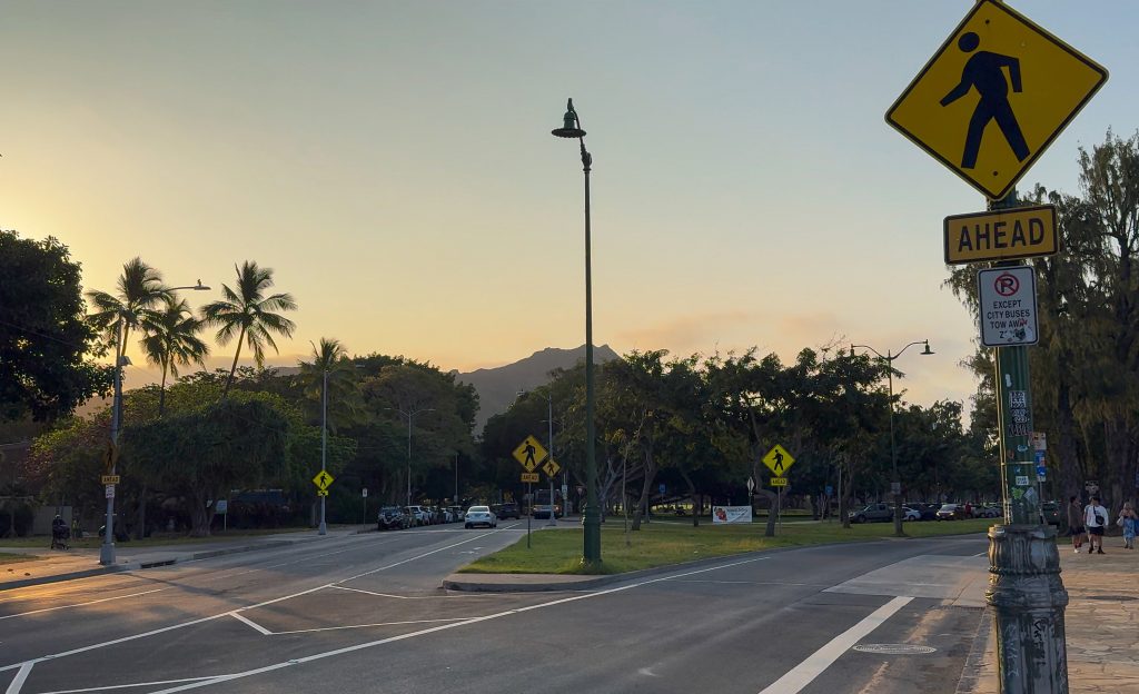 カイマナビーチへ続く海辺の遊歩道