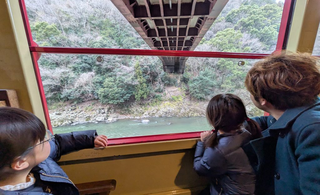 嵯峨野トロッコ列車に乗車