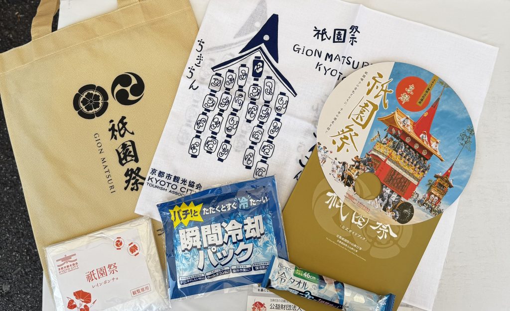 暑さ対策グッズと記念になる手土産を配布