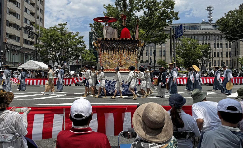 特別観覧席からゆったりと山鉾巡行を見学