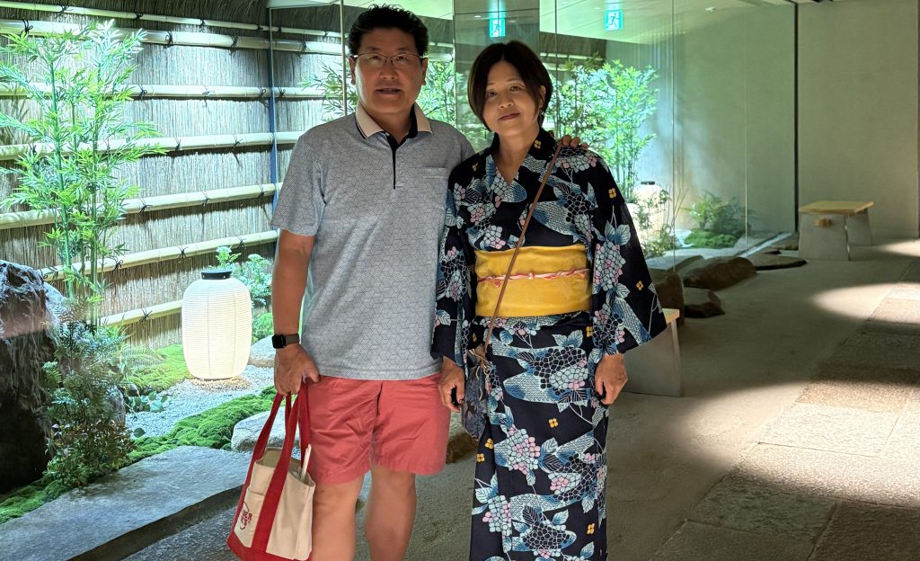 トラディモ京都五条のエントランスで