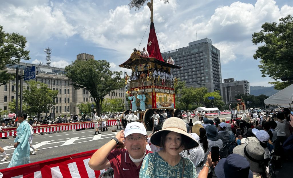 山鉾をバックにご夫婦で記念撮影